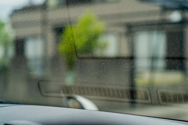 車のフロントガラスに最適なコーティングは撥水と親水と滑水どれ？お手入れ頻度も！