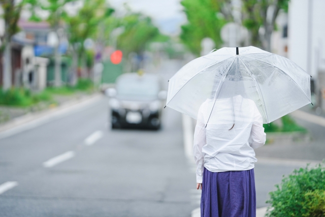 雨の日の傘の持ち方マナー！電車やタクシーに乗る際に注意する点も！