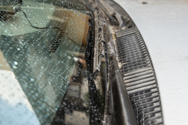 車のフロントガラスに最適なコーティングは撥水と親水と滑水どれ？お手入れ頻度も！