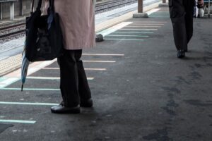 雨の日の傘の持ち方マナー！電車やタクシーに乗る際に注意する点も！ | …