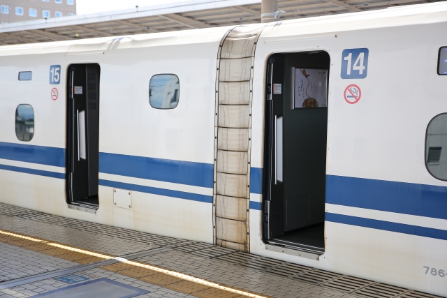 新幹線のトイレは何号車にある？大きな荷物の管理や避けるべきタイミングも！