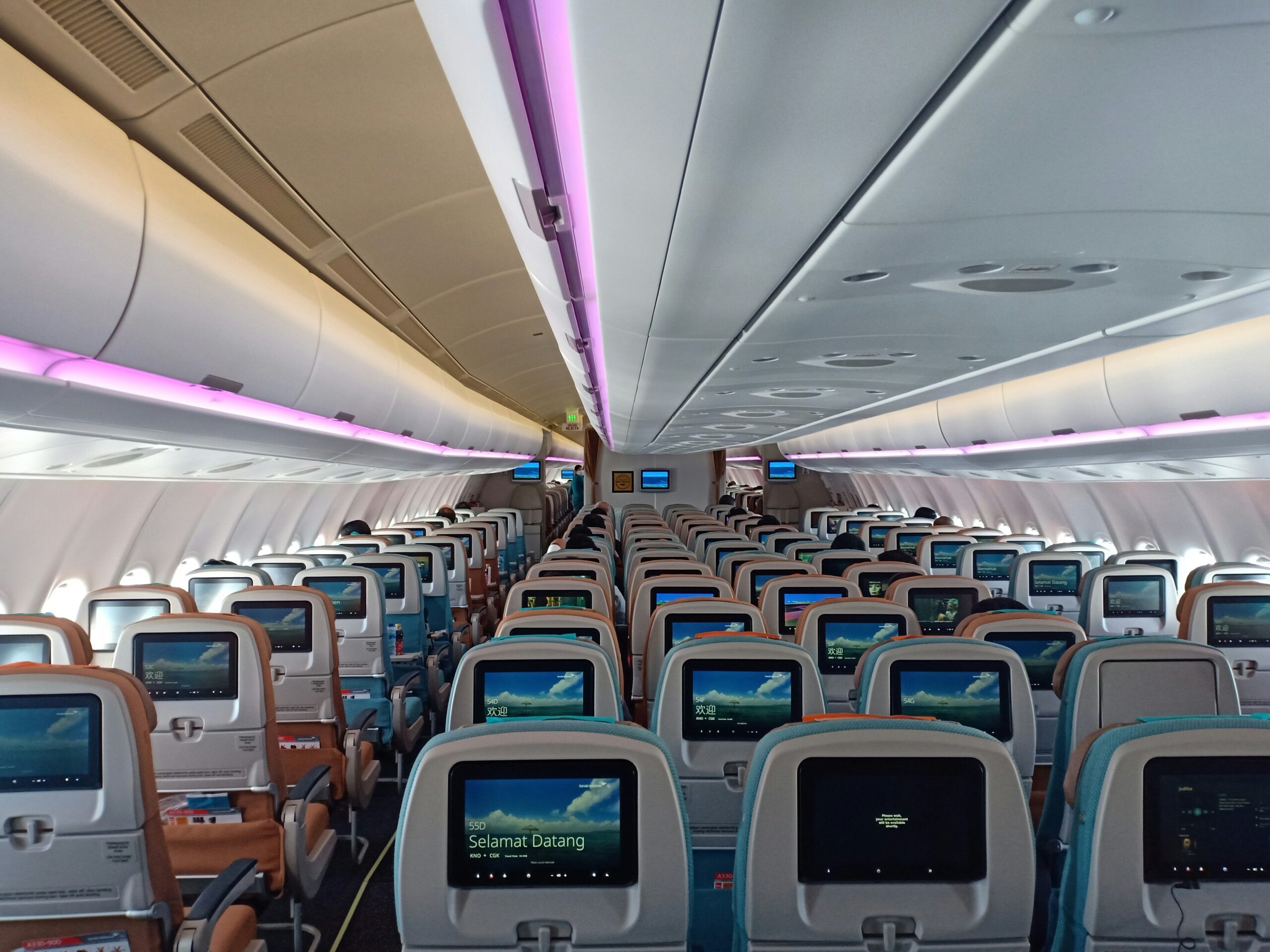 航空機の座席が中央席だった場合の肘掛け使用ガイド！隣の人への声かけ例も