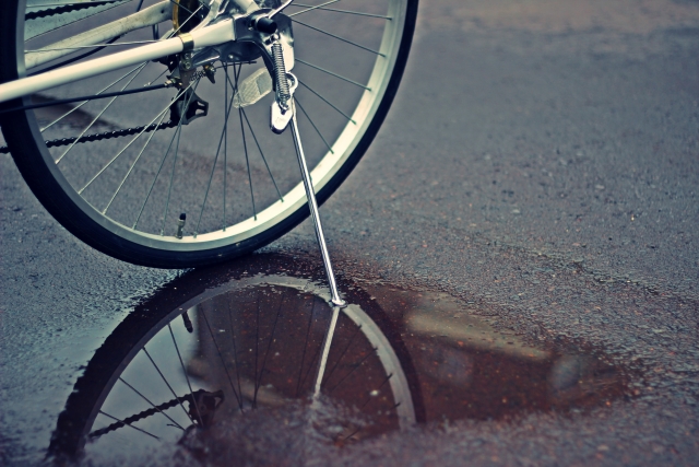 雨の日に自転車通勤する際の荷物と服装の対策は？鞄の中の持ち物も