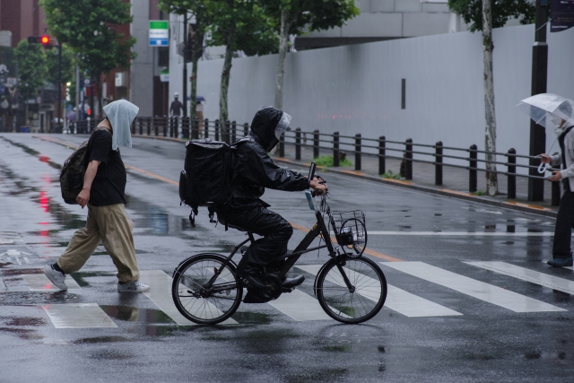 レインコートのフード、風や雨で脱げない方法を徹底解説