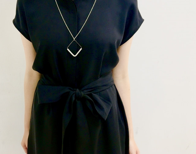 黒い服に日焼け止めがついた時の対策！選び方と落とし方も