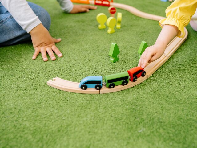 子どもが自分で戻せる！プラレール収納の分け方・しまい方