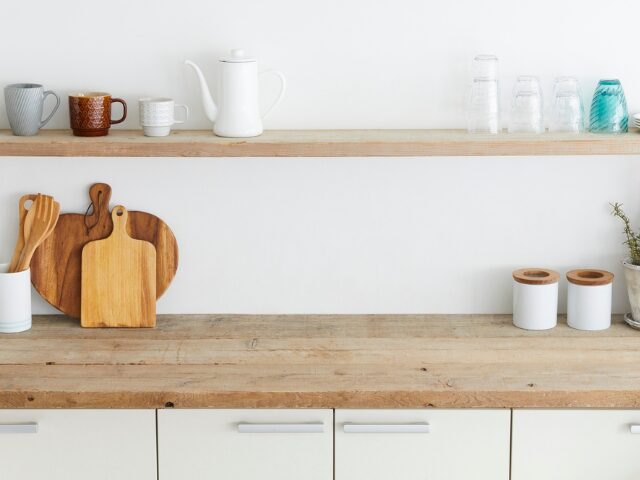 狭い空間でもスッキリ！奥行きが浅い棚の活用術と失敗しない選び方