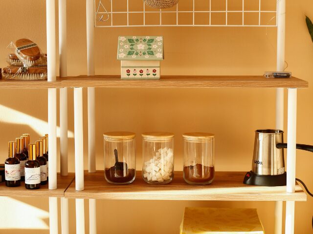 狭い空間でもスッキリ！奥行きが浅い棚の活用術と失敗しない選び方